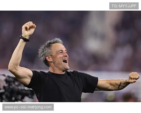 巴黎圣日耳曼训练基地开放日，恩里克与球迷互动透露战术思路